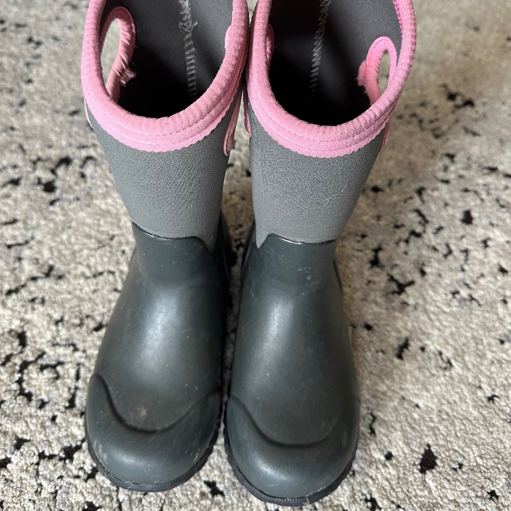 Girls pink and grey Bogs boots
